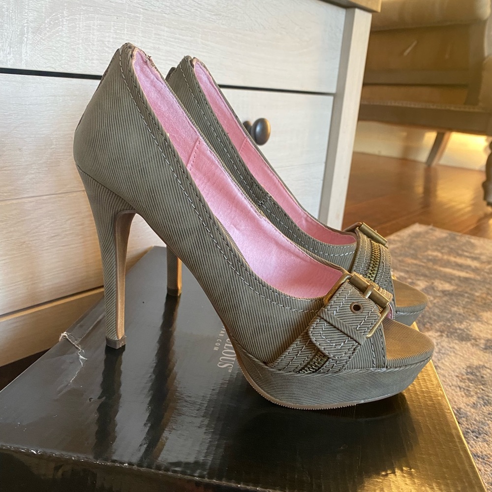 Just Fabulous size 7 khaki (olive) color heels
